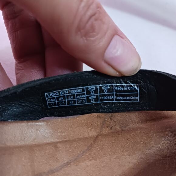 Ugg Sadie black leather studded thong sandals. Size 11 - Picture 4 of 4